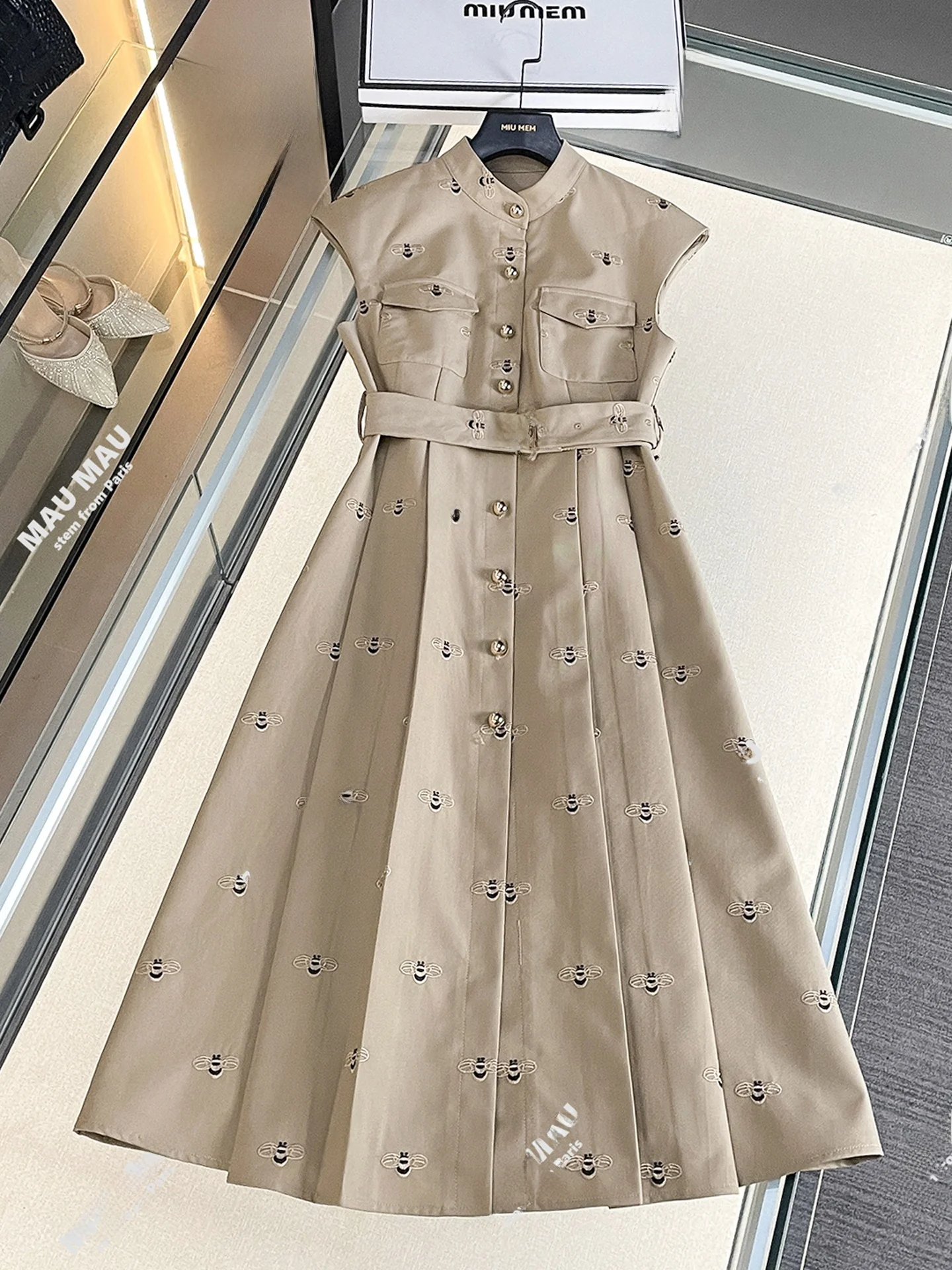Elegant Long Embroidered Vest Dress Women's Summer 2025 High Waist A-Line Midi Dress Simple Style No-Sleeve Single-Buckle
Elegant Long Embroidered Vest Dress Women's Summer 2025 High Waist A-Line Midi Dress Simple Style No-Sleeve Single-Buckle
