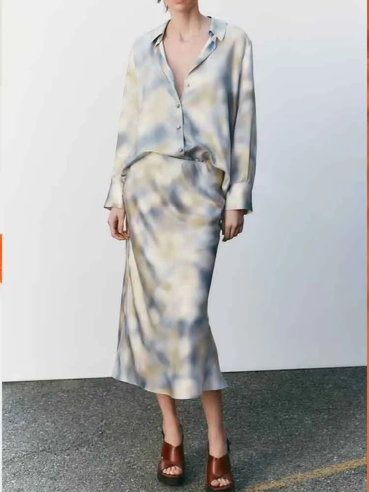 European style new women's fashion versatile temperament tie-dyed silk satin texture drape lapel shirt skirt suit
European style new women's fashion versatile temperament tie-dyed silk satin texture drape lapel shirt skirt suit
