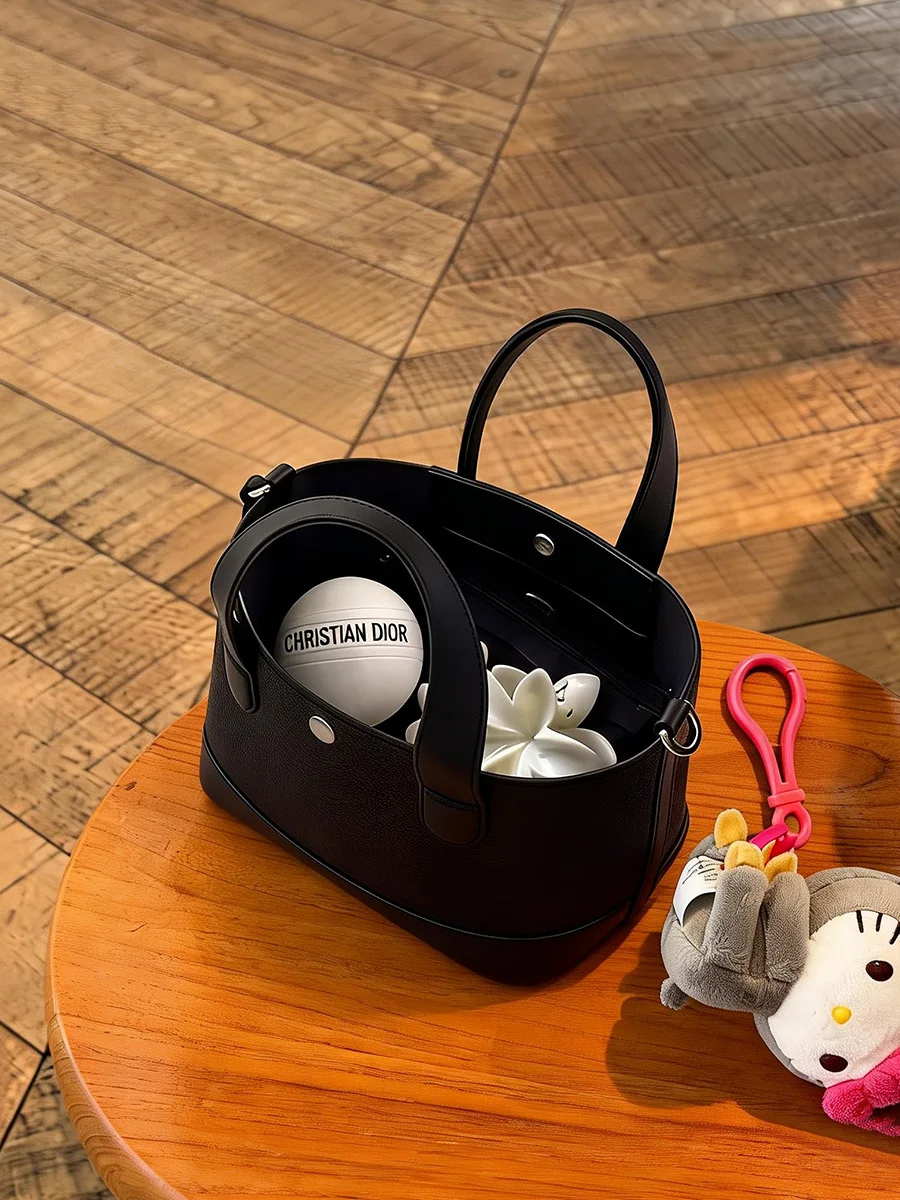 Black Commuter Handbag Women's 2026 New High-End Lightweight Luxury Small Bag Summer Bucket Shape Soft Leather Korean Style
Black Commuter Handbag Women's 2026 New High-End Lightweight Luxury Small Bag Summer Bucket Shape Soft Leather Korean Style