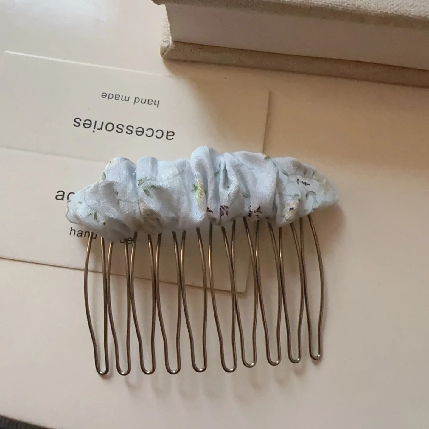 Fabric Reverse Hair Comb Solid Color Tiny Floral Design Side Bang Holder for Women Princess Updo Simple Versatile Non Slip
Fabric Reverse Hair Comb Solid Color Tiny Floral Design Side Bang Holder for Women Princess Updo Simple Versatile Non Slip
