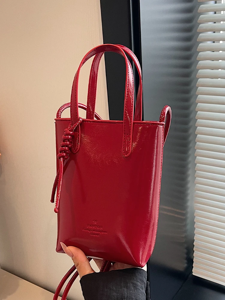 Casual Red Women's Shoulder Bag Fashionable Silver Crossbody Phone Bag Outdoor Small Handbag Soft Magnetic Buckle Closure
Casual Red Women's Shoulder Bag Fashionable Silver Crossbody Phone Bag Outdoor Small Handbag Soft Magnetic Buckle Closure
