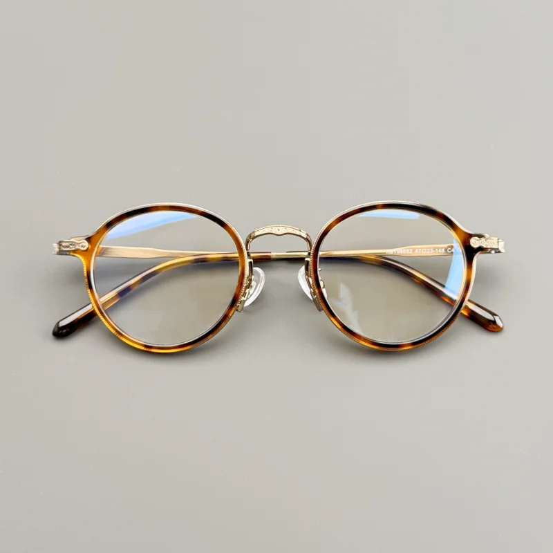 Retro pure titanium eyewear frame, men's and women's round ultra-light eyewear frame, women's retro luxury brand designer eyewea
Retro pure titanium eyewear frame, men's and women's round ultra-light eyewear frame, women's retro luxury brand designer eyewea