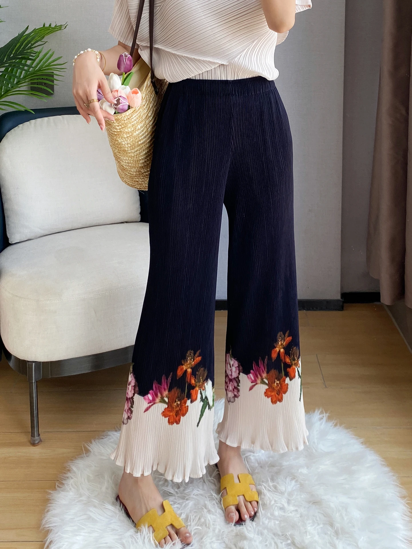Pleated Thin Women Pants Retro Printing Colour Blocking Lace Design Loose Large Size 2025 Summer New Female Trousers
Pleated Thin Women Pants Retro Printing Colour Blocking Lace Design Loose Large Size 2025 Summer New Female Trousers
