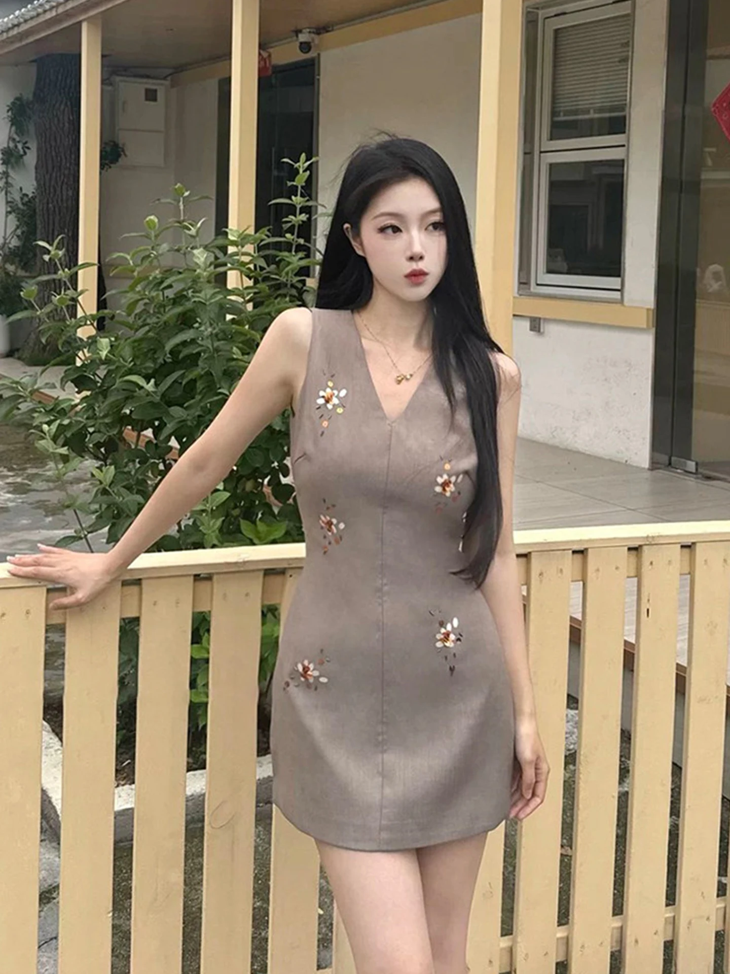 Keni plus Size Embroidered Sequin Dress Women Summer Slim Fit High Waist Asymmetric Korean Style V-Neck Sleeveless Gown
Keni plus Size Embroidered Sequin Dress Women Summer Slim Fit High Waist Asymmetric Korean Style V-Neck Sleeveless Gown