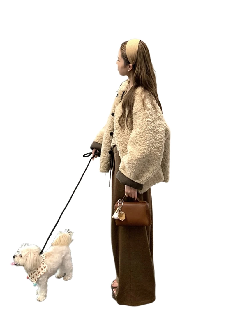 Шуба из меха мериноса из цельной шерсти, цельный силуэт из овчины, средней длины, женский новый зимний стиль 2025 года.
Шуба из меха мериноса из цельной шерсти, цельный силуэт из овчины, средней длины, женский новый зимний стиль 2025 года.