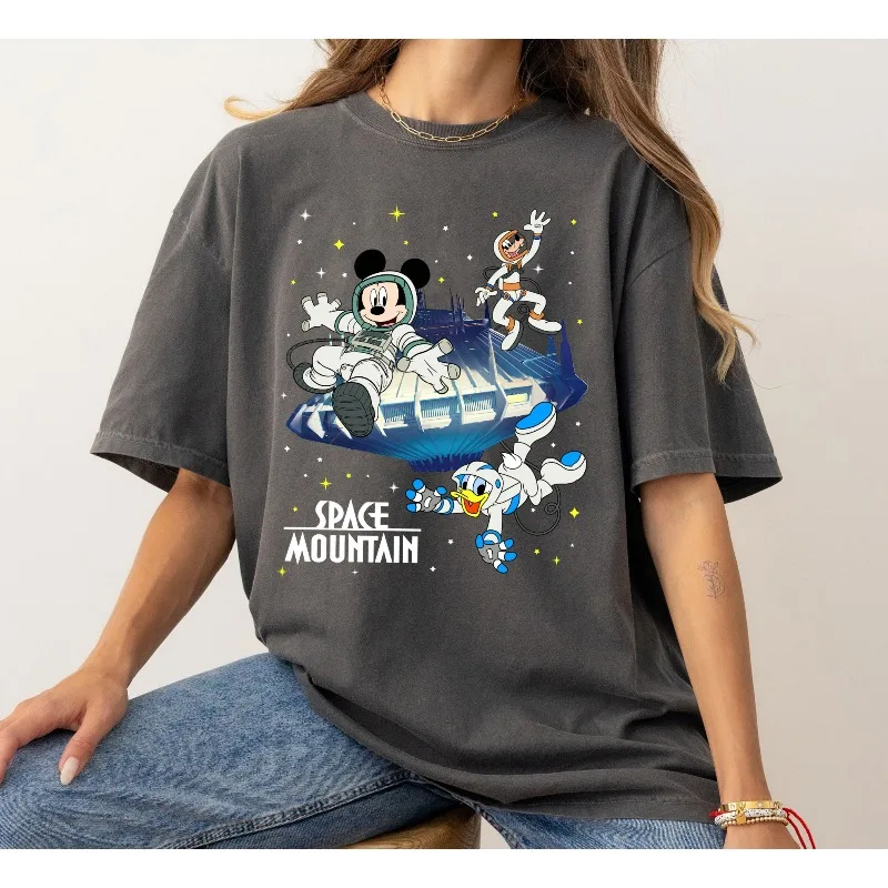 Летняя футболка с рисунком Disney Mice and Friends in Space 2026, мужская и женская хлопковая качественная повседневная свободная футболка с короткими рукавами, классическая унисекс
Летняя футболка с рисунком Disney Mice and Friends in Space 2026, мужская и женская хлопковая качественная повседневная свободная футболка с короткими рукавами, классическая унисекс