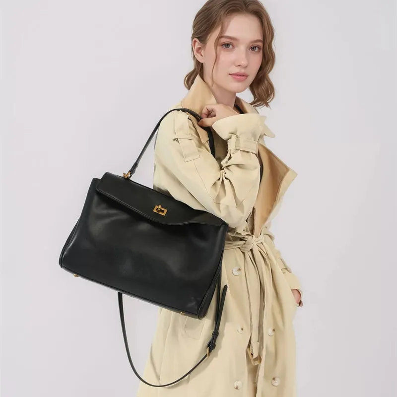 Popular High Grade Leather Women Handbags Lock Tote Bag 2025 New Large-capacity Single-shoulder Portable Bags Luxury Fashion
Popular High Grade Leather Women Handbags Lock Tote Bag 2025 New Large-capacity Single-shoulder Portable Bags Luxury Fashion