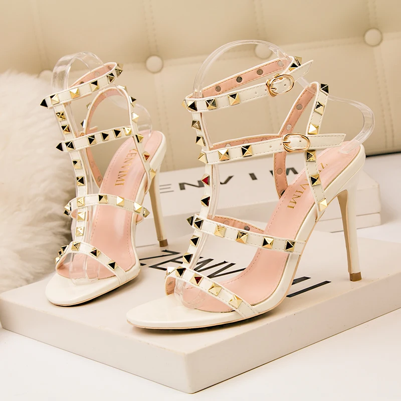 Rome Rivet Double Buckle Women Sandals Open Toe Fashion High Heels Cut-Outs Party Shoes Female Red Wedding Patent Leather Sandal
Rome Rivet Double Buckle Women Sandals Open Toe Fashion High Heels Cut-Outs Party Shoes Female Red Wedding Patent Leather Sandal