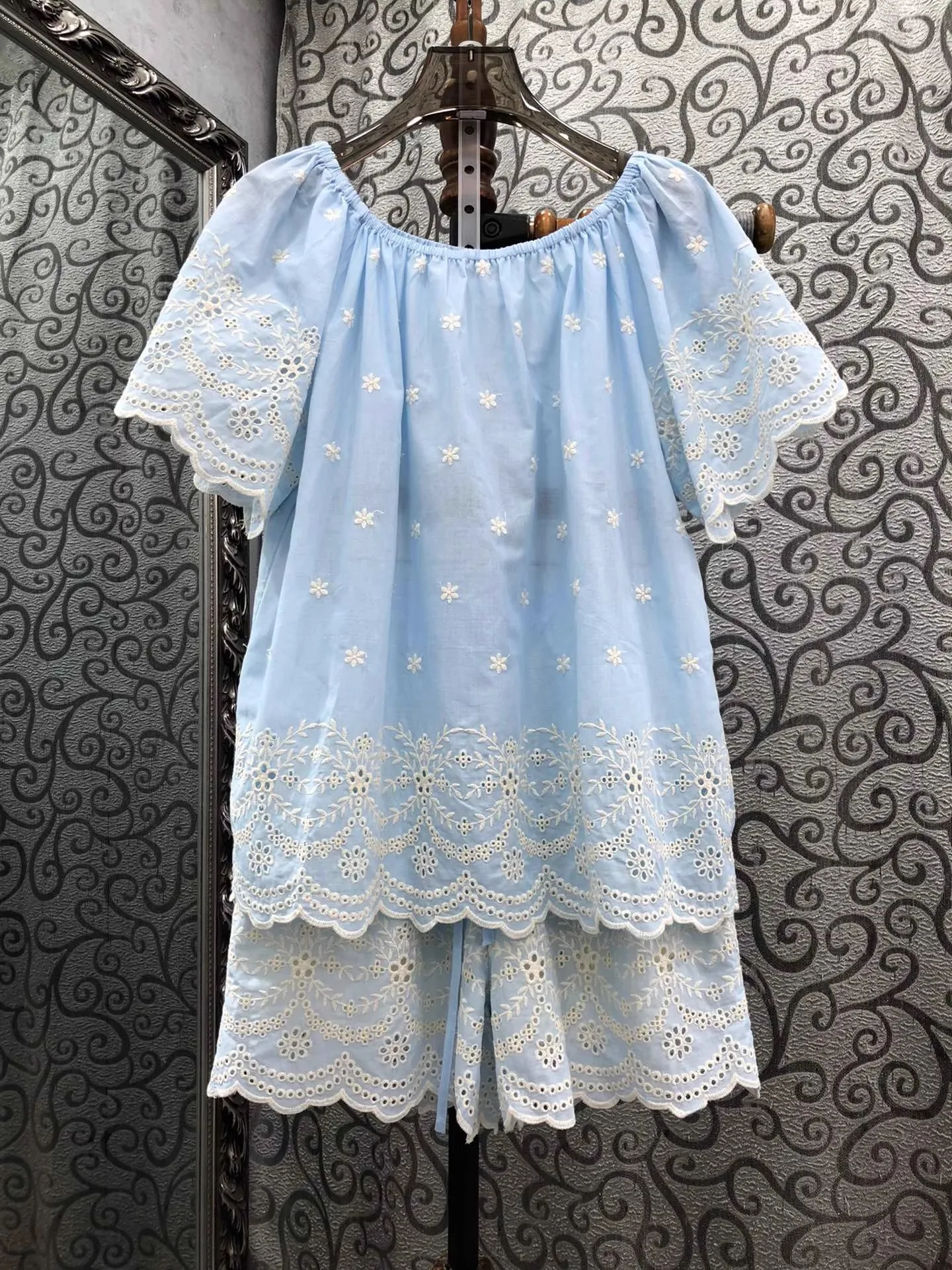 100%Cotton Women Short Sets 2025 Summer 2 piece set Lady Exquisite Embroidery Short Sleeve Tops Blouse+Elastic Waist Short Suits
100%Cotton Women Short Sets 2025 Summer 2 piece set Lady Exquisite Embroidery Short Sleeve Tops Blouse+Elastic Waist Short Suits