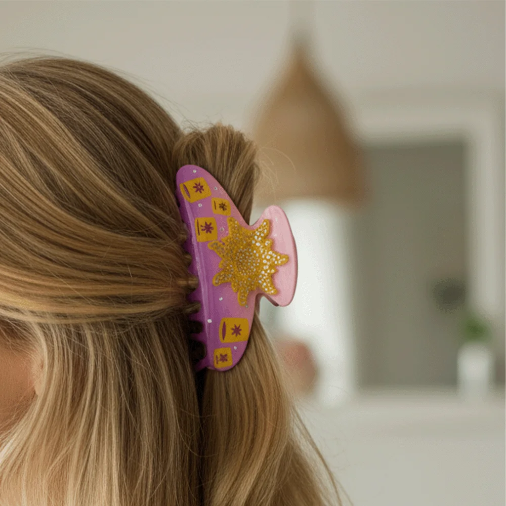 Elegant full-diamond purple hair claw, used to fix hair and add an elegant temperament
Elegant full-diamond purple hair claw, used to fix hair and add an elegant temperament