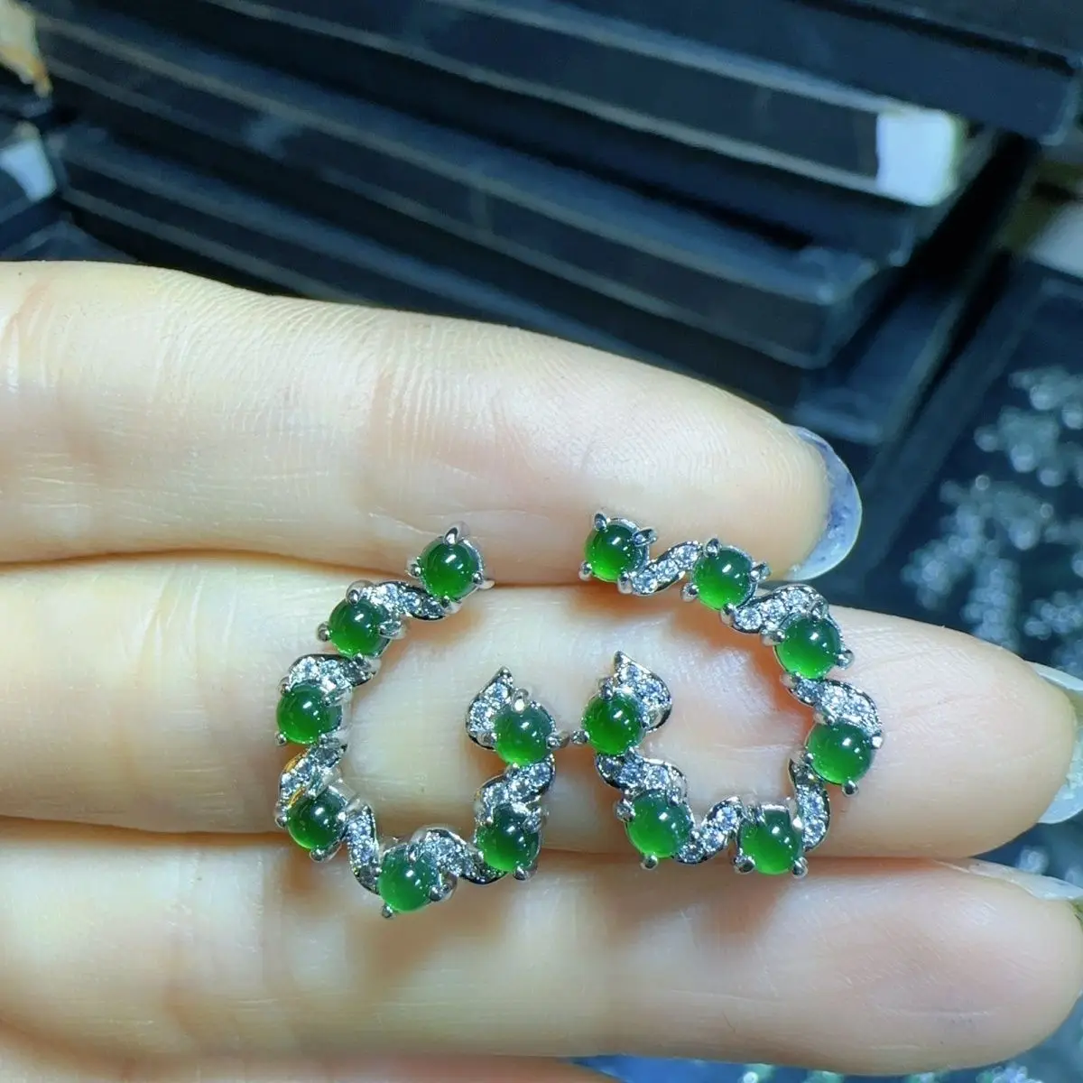 Natural A jadeite ice green new products are on the shelves, full of green stud earrings, full of green temperament, and a big e
Natural A jadeite ice green new products are on the shelves, full of green stud earrings, full of green temperament, and a big e