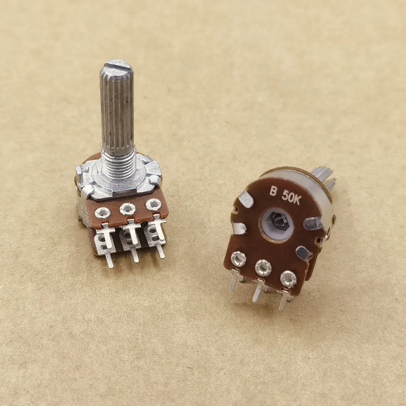 Original New 100% B100K B50K Dual With Midpoint Balanced Audio Amplifier Potentiometer 6PIN Shaft Length 25MM (SWITCH)
Original New 100% B100K B50K Dual With Midpoint Balanced Audio Amplifier Potentiometer 6PIN Shaft Length 25MM (SWITCH)