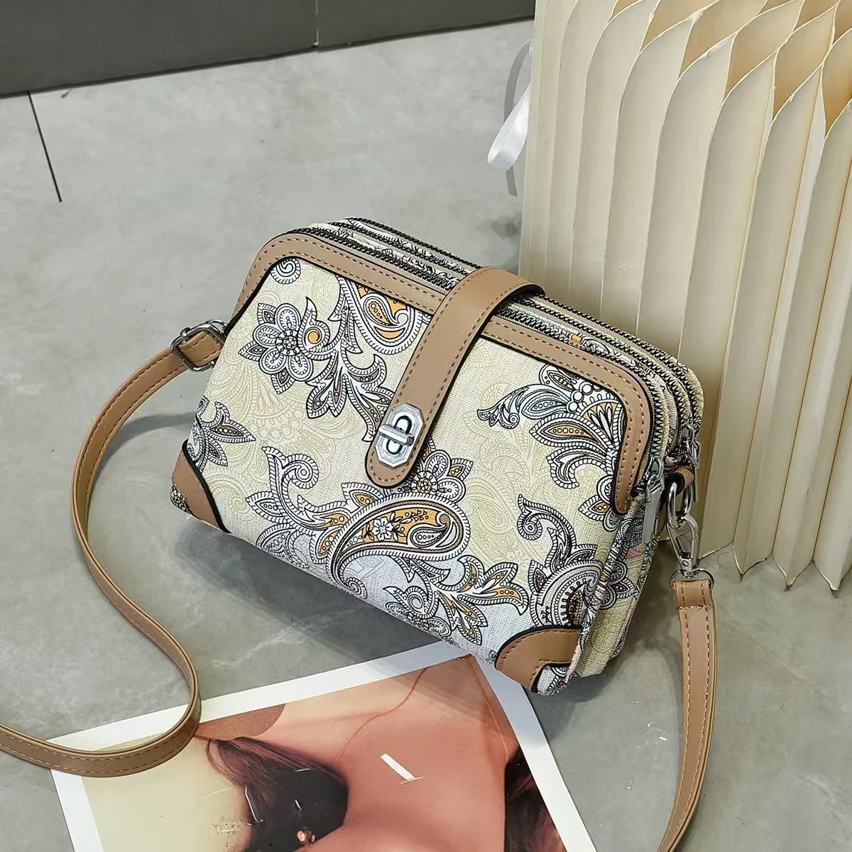 Новая женская вечерняя сумка-кроссбоди 2025 года в китайском стиле с вышивкой, модная маленькая квадратная сумка из искусственной кожи для женщин
Новая женская вечерняя сумка-кроссбоди 2025 года в китайском стиле с вышивкой, модная маленькая квадратная сумка из искусственной кожи для женщин