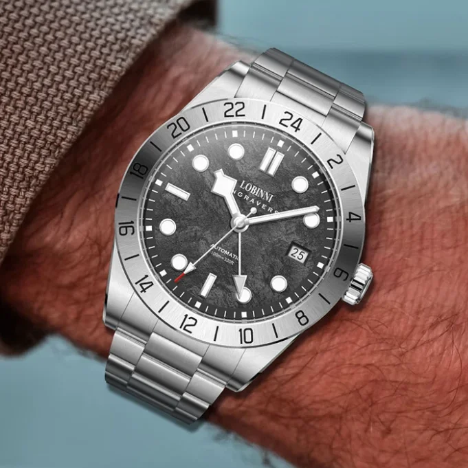 LOBINNI мужские автоматические часы 40 мм GMT механические наручные часы 10ATM водонепроницаемые C3 светящееся сапфировое зеркало NH34 стальной безель спортивный
LOBINNI мужские автоматические часы 40 мм GMT механические наручные часы 10ATM водонепроницаемые C3 светящееся сапфировое зеркало NH34 стальной безель спортивный