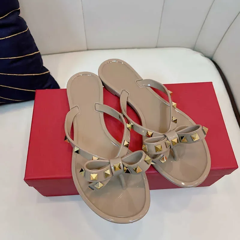 2024 Fashion Sexy Leather Suede Ladies SandalsWomen's Black Bow Flip-flops Quality Sandals Summer Beach Riveted Slippers Fashion
2024 Fashion Sexy Leather Suede Ladies SandalsWomen's Black Bow Flip-flops Quality Sandals Summer Beach Riveted Slippers Fashion