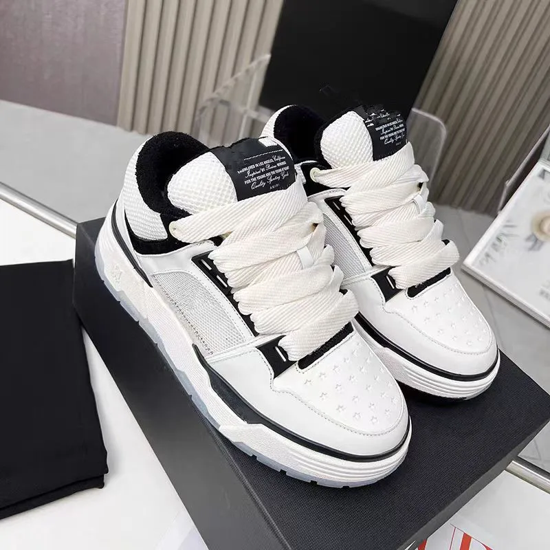 Дизайнерские весенне-осенние новые кожаные мужские и женские туфли на толстой подошве для пар, повседневная спортивная обувь с цветными блоками
Дизайнерские весенне-осенние новые кожаные мужские и женские туфли на толстой подошве для пар, повседневная спортивная обувь с цветными блоками