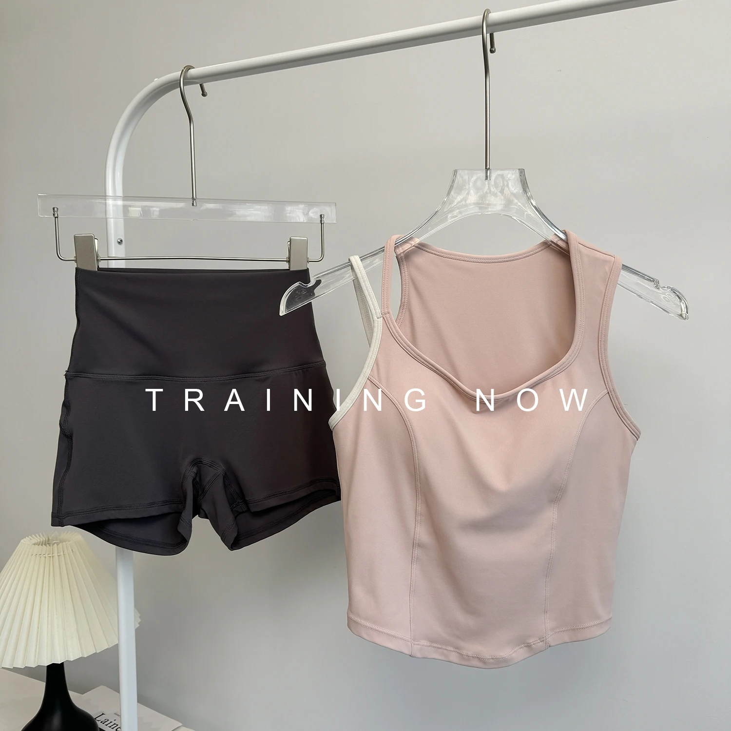 Женский костюм для бега летом, жилет для тренировок по йоге, модные и красивые спортивные быстросохнущие костюмы для фитнеса, высокий внешний вид
Женский костюм для бега летом, жилет для тренировок по йоге, модные и красивые спортивные быстросохнущие костюмы для фитнеса, высокий внешний вид