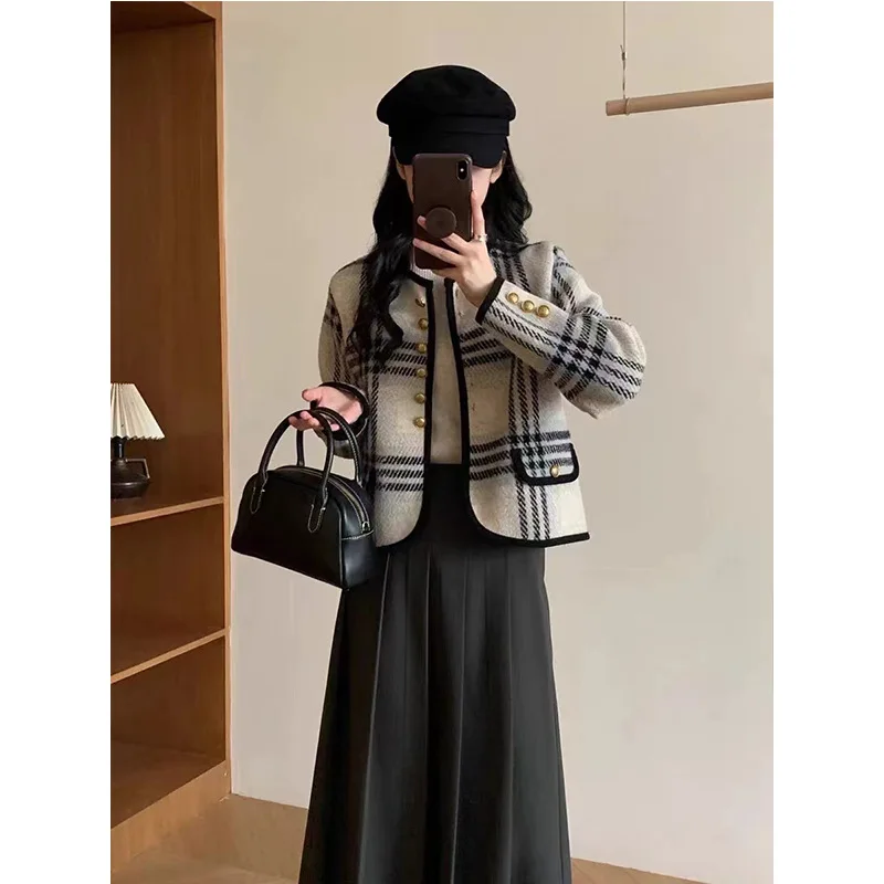Spring New Women's Tweed Jacket Trend Retro Plaid Knitted Double-sided Tweed Round Neck Single-breasted Outwear Short Y2k Tops
Spring New Women's Tweed Jacket Trend Retro Plaid Knitted Double-sided Tweed Round Neck Single-breasted Outwear Short Y2k Tops