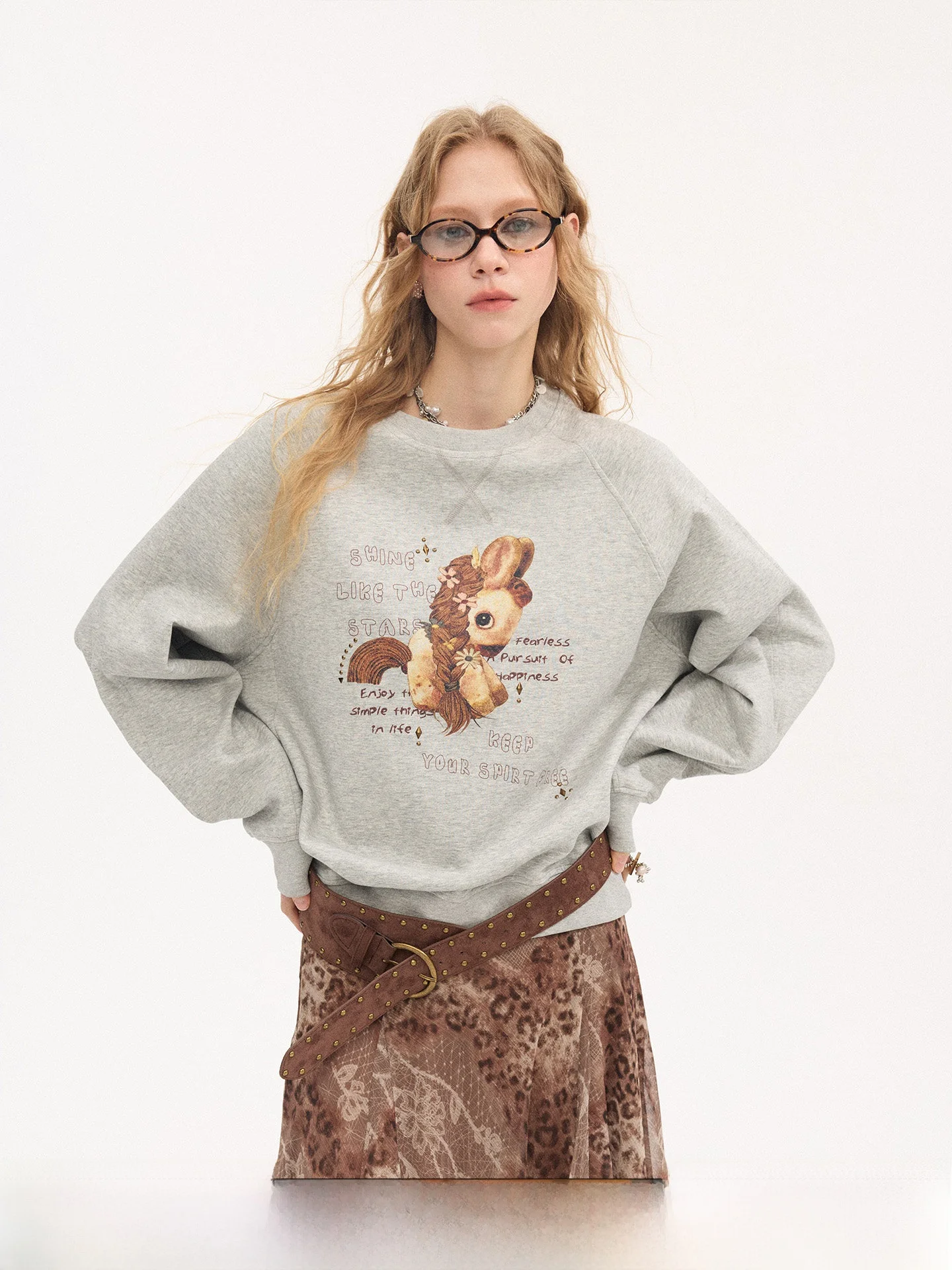 Женская толстовка DIDDI MODA свободного кроя с круглым вырезом, украшенная стразами, удобная, из смесового хлопка, с длинными рукавами.
Женская толстовка DIDDI MODA свободного кроя с круглым вырезом, украшенная стразами, удобная, из смесового хлопка, с длинными рукавами.