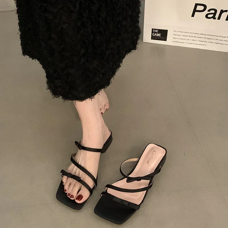 2023 летние женские тапочки с открытым носком, модные шлепанцы на низком каблуке с узким ремешком, удобные уличные вечерние модельные туфли
2023 летние женские тапочки с открытым носком, модные шлепанцы на низком каблуке с узким ремешком, удобные уличные вечерние модельные туфли