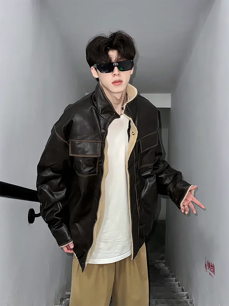 Мужская зимняя куртка-пилот в американском ретро-стиле из овечьего вельвета с утеплением, воротником-стойкой, хлопковой подкладкой и вставками из кожи и меха
Мужская зимняя куртка-пилот в американском ретро-стиле из овечьего вельвета с утеплением, воротником-стойкой, хлопковой подкладкой и вставками из кожи и меха