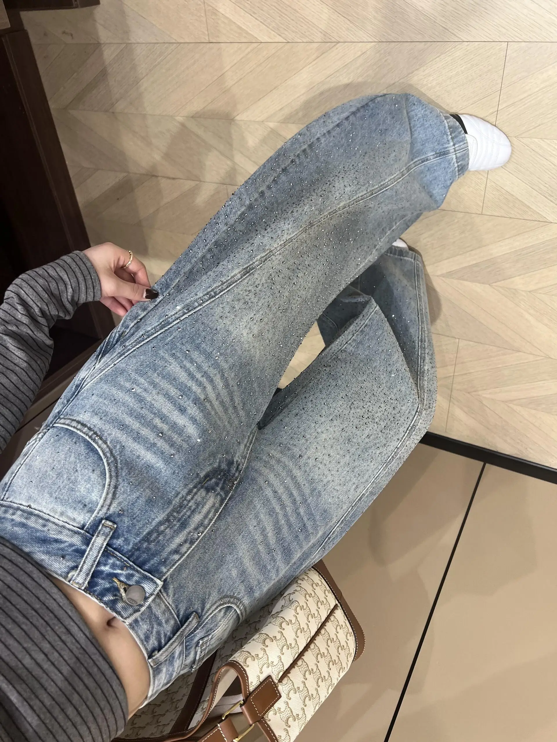 Casual Loose Women's Jeans Knife Shiny Diamond Wide Leg Pants High Waist Light Luxury Style Water Washed Cotton Denim
Casual Loose Women's Jeans Knife Shiny Diamond Wide Leg Pants High Waist Light Luxury Style Water Washed Cotton Denim