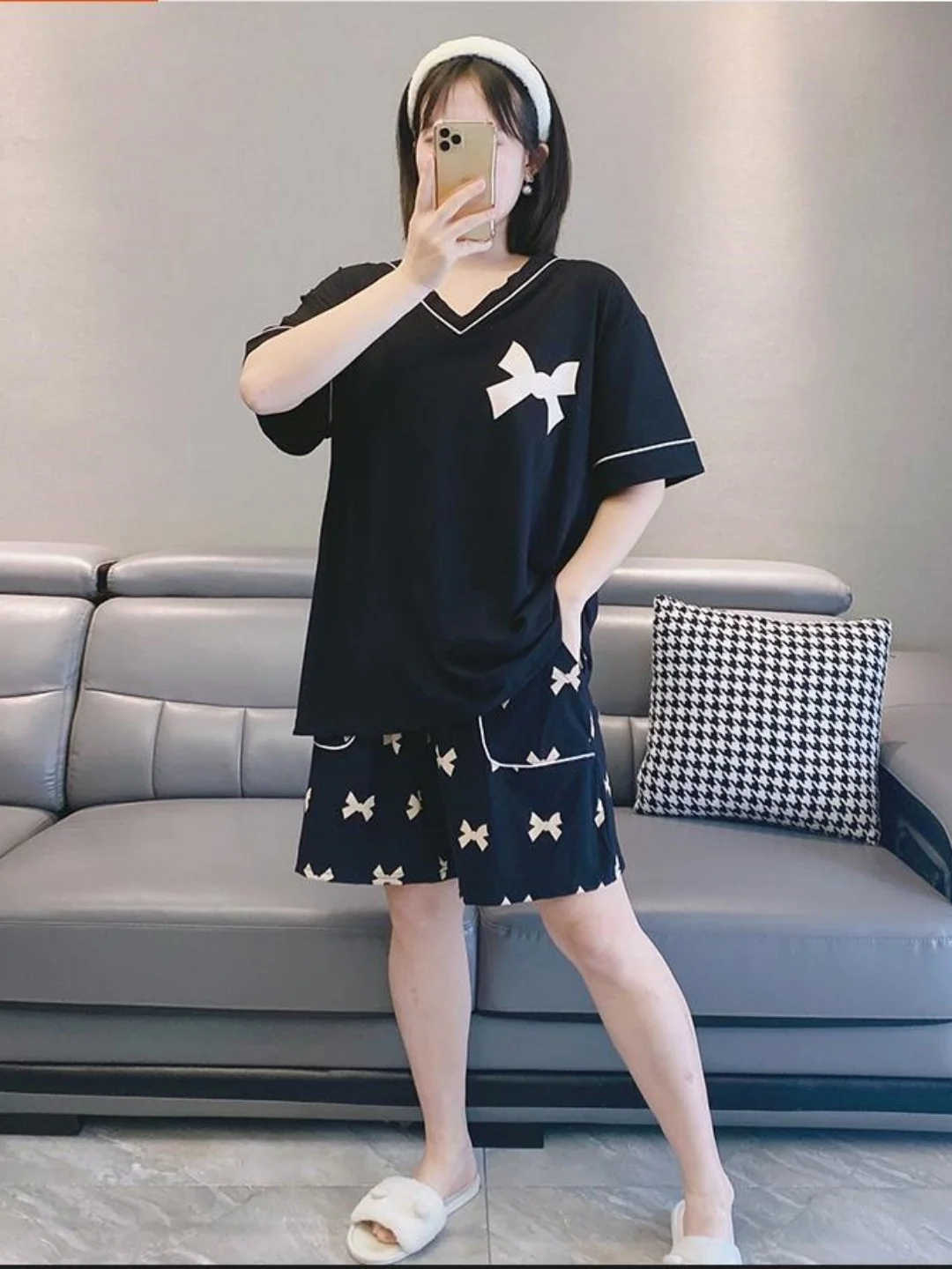 Casual Style V-Neck Knot Short Sleeve Shorts Pajama Set Loose Slimming Can Be Worn outside Home Clothes plus Size
Casual Style V-Neck Knot Short Sleeve Shorts Pajama Set Loose Slimming Can Be Worn outside Home Clothes plus Size