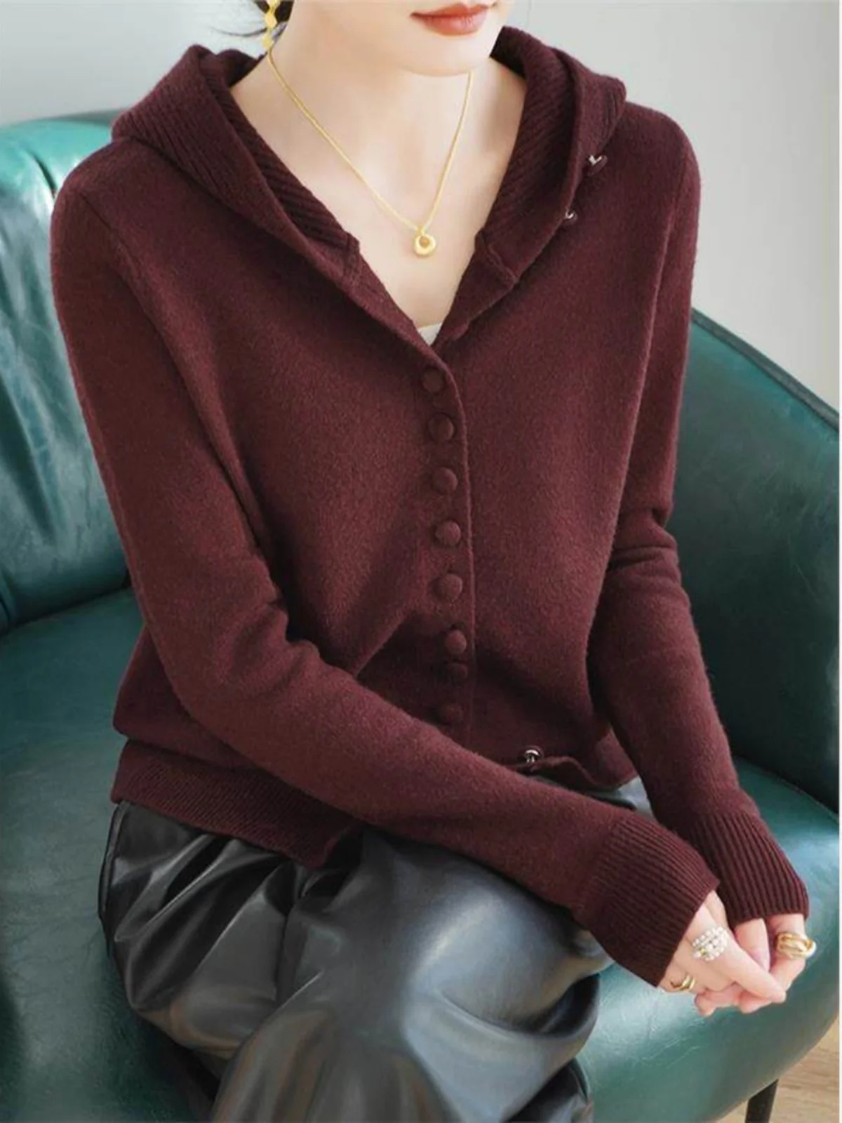 Новый зимний женский длинный шерстяной кардиган с капюшоном, вязаный свитер, верхняя одежда больших размеров в корейском повседневном стиле
Новый зимний женский длинный шерстяной кардиган с капюшоном, вязаный свитер, верхняя одежда больших размеров в корейском повседневном стиле