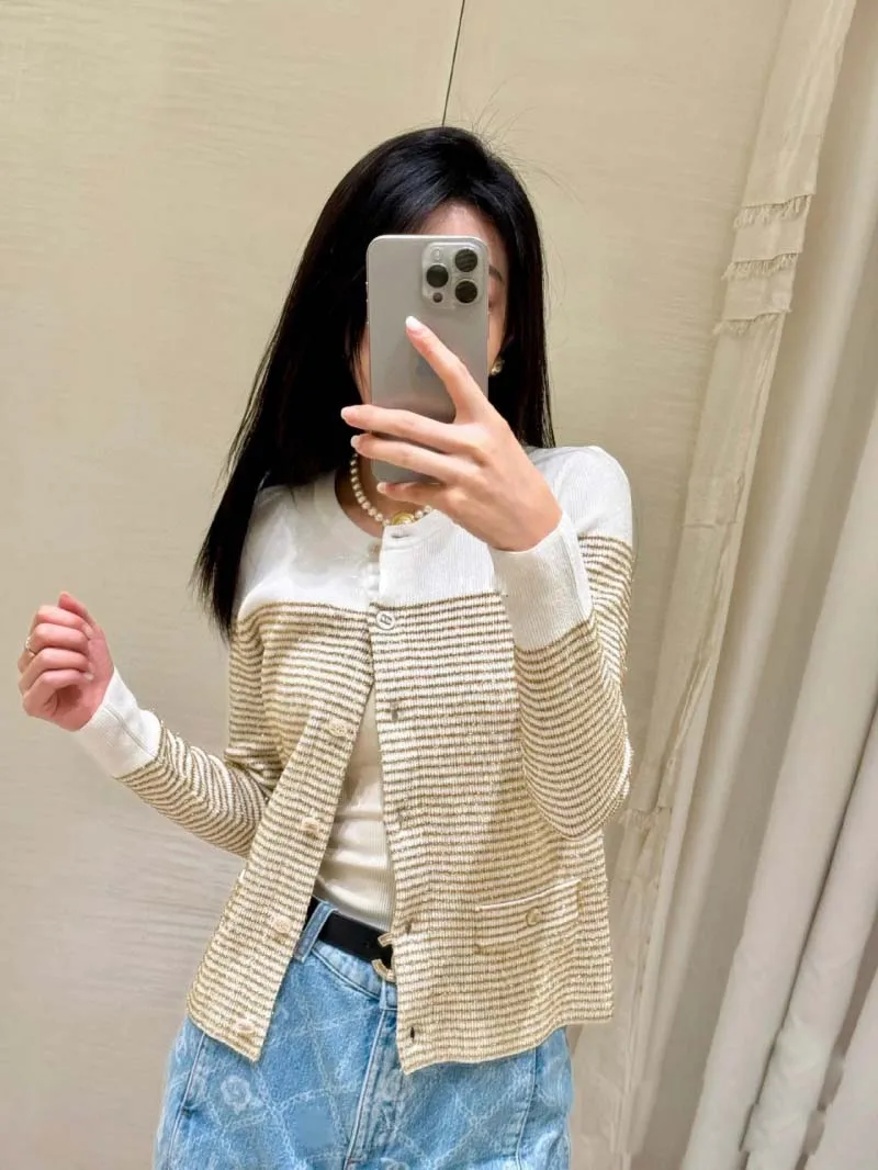 Vacation style women's cardigan fashionable and trendy round neck bright silk stripe temperament slimming knit sweater jacket
Vacation style women's cardigan fashionable and trendy round neck bright silk stripe temperament slimming knit sweater jacket