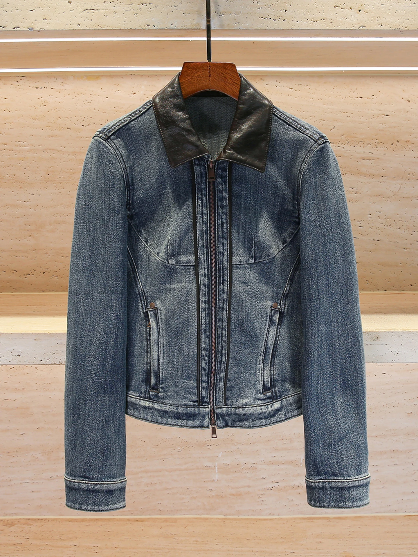 Элегантная женская джинсовая куртка премиум-класса с кожаным воротником, осенне-зимняя, для повседневной носки, приталенного кроя, на молнии.
Элегантная женская джинсовая куртка премиум-класса с кожаным воротником, осенне-зимняя, для повседневной носки, приталенного кроя, на молнии.