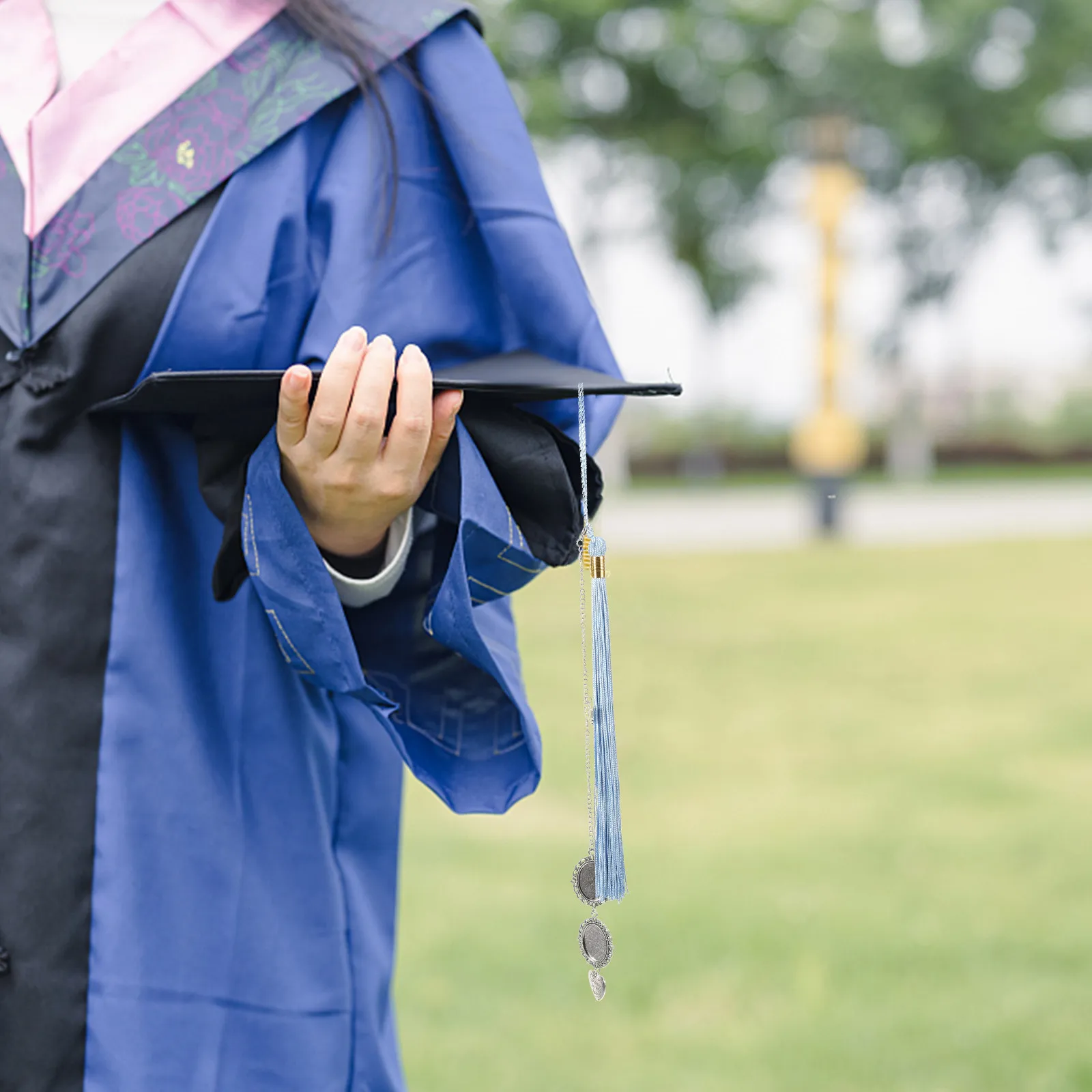 Подвеска-шарм для выпускной шапочки с фото и кисточкой, 2024, для выпускного вечера, памятный кулон, украшение для выпускной шапочки
Подвеска-шарм для выпускной шапочки с фото и кисточкой, 2024, для выпускного вечера, памятный кулон, украшение для выпускной шапочки