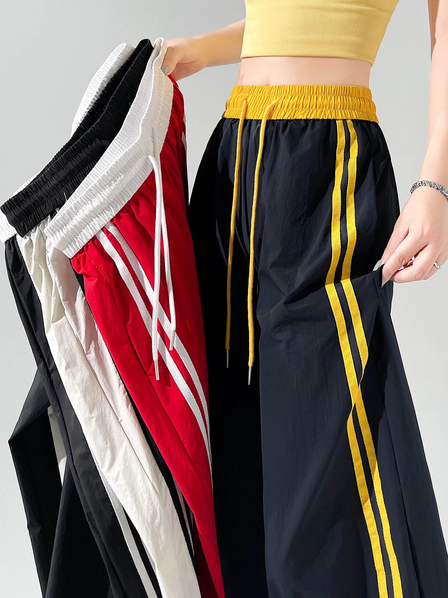 American Style Ice Silk Quick Dry Side Stripe Banana Wide Leg Pants Women Summer Thin High Waist Slim Drawstring Cuffed Sport...
American Style Ice Silk Quick Dry Side Stripe Banana Wide Leg Pants Women Summer Thin High Waist Slim Drawstring Cuffed Sport...