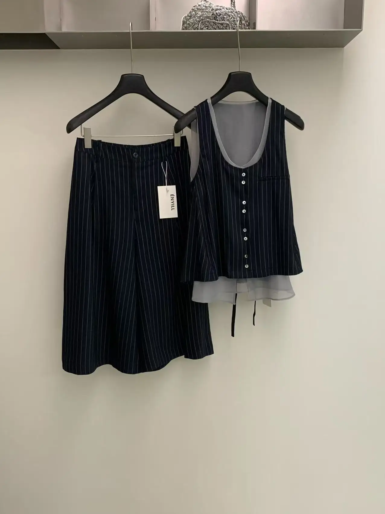 Fashionable Striped Women's Set with Elastic Waist Wide Leg Pants Short Sleeve Button up Top Summer Outfit Two Piece Ensemble
Fashionable Striped Women's Set with Elastic Waist Wide Leg Pants Short Sleeve Button up Top Summer Outfit Two Piece Ensemble