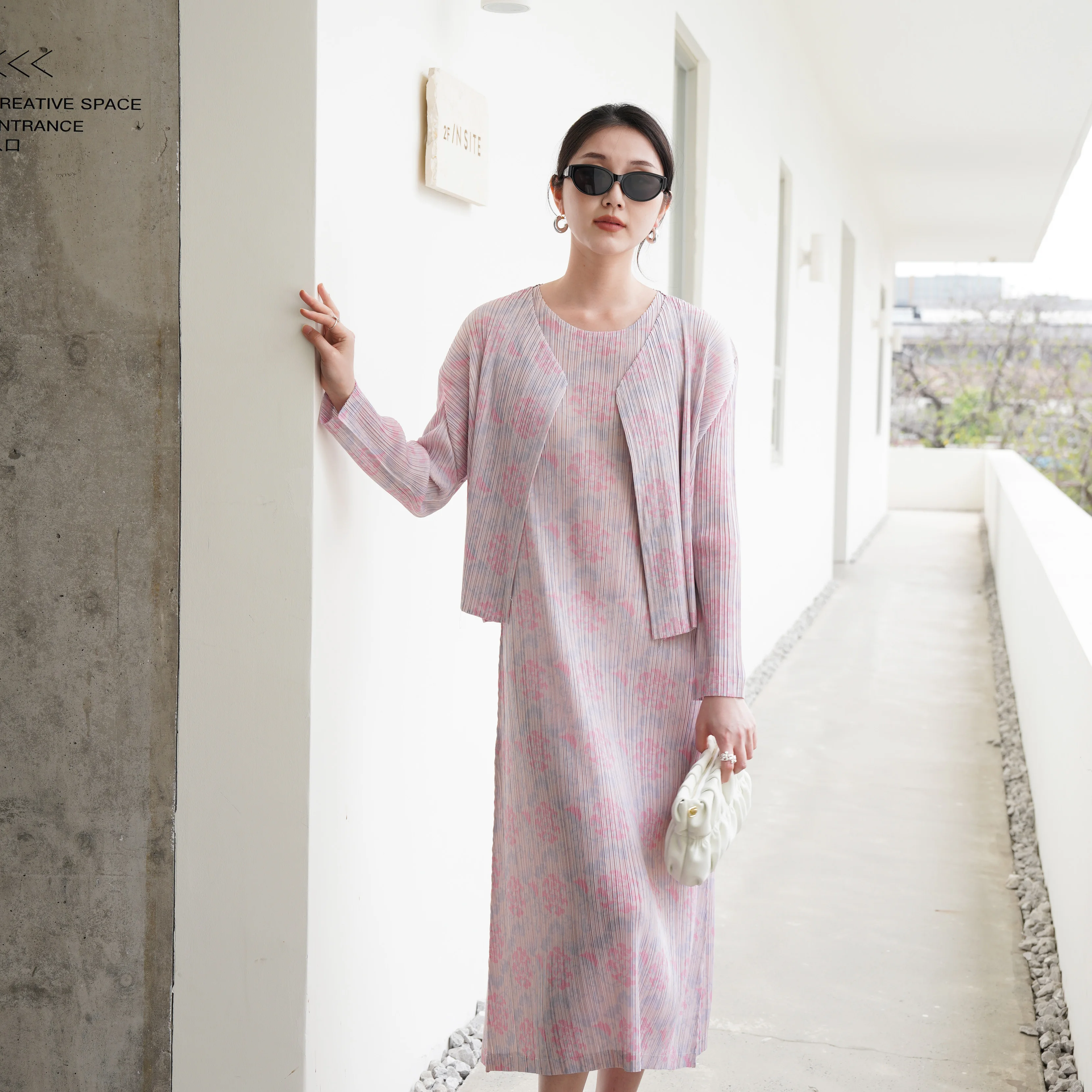 2024 summer high-end pleated high drop floral printing elegant commuter casual fashion coat
2024 summer high-end pleated high drop floral printing elegant commuter casual fashion coat