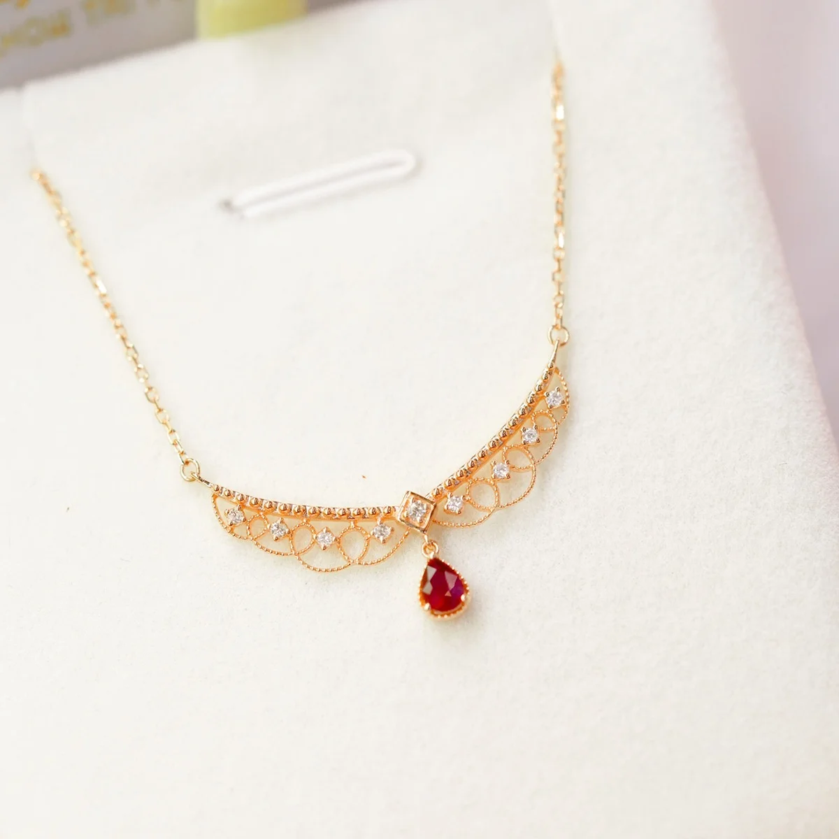 Романтическое колье из серебра 925 пробы с синтетическим рубином и крыльями для женщин AU750, золотое кружево, драгоценный камень, цепочка на шею, ожерелье, женские ювелирные изделия, подарки
Романтическое колье из серебра 925 пробы с синтетическим рубином и крыльями для женщин AU750, золотое кружево, драгоценный камень, цепочка на шею, ожерелье, женские ювелирные изделия, подарки