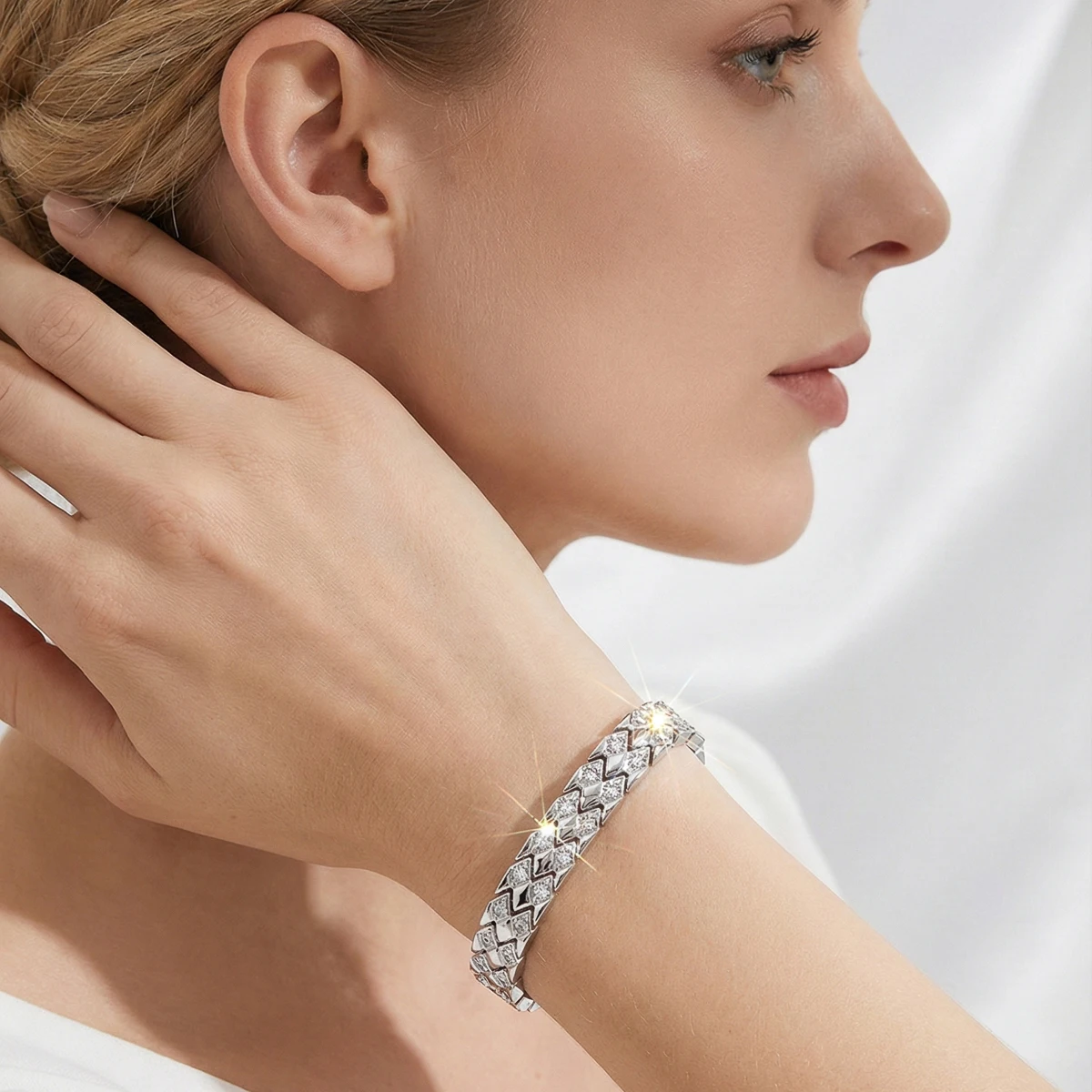 1 комплект роскошных и изысканных браслетов с инкрустацией сверкающими кубическими циркониями и плетеным дизайном, подходящих для ношения женщинами на свадьбах и банкетах. Подарочная коробка в комплект не входит
1 комплект роскошных и изысканных браслетов с инкрустацией сверкающими кубическими циркониями и плетеным дизайном, подходящих для ношения женщинами на свадьбах и банкетах. Подарочная коробка в комплект не входит