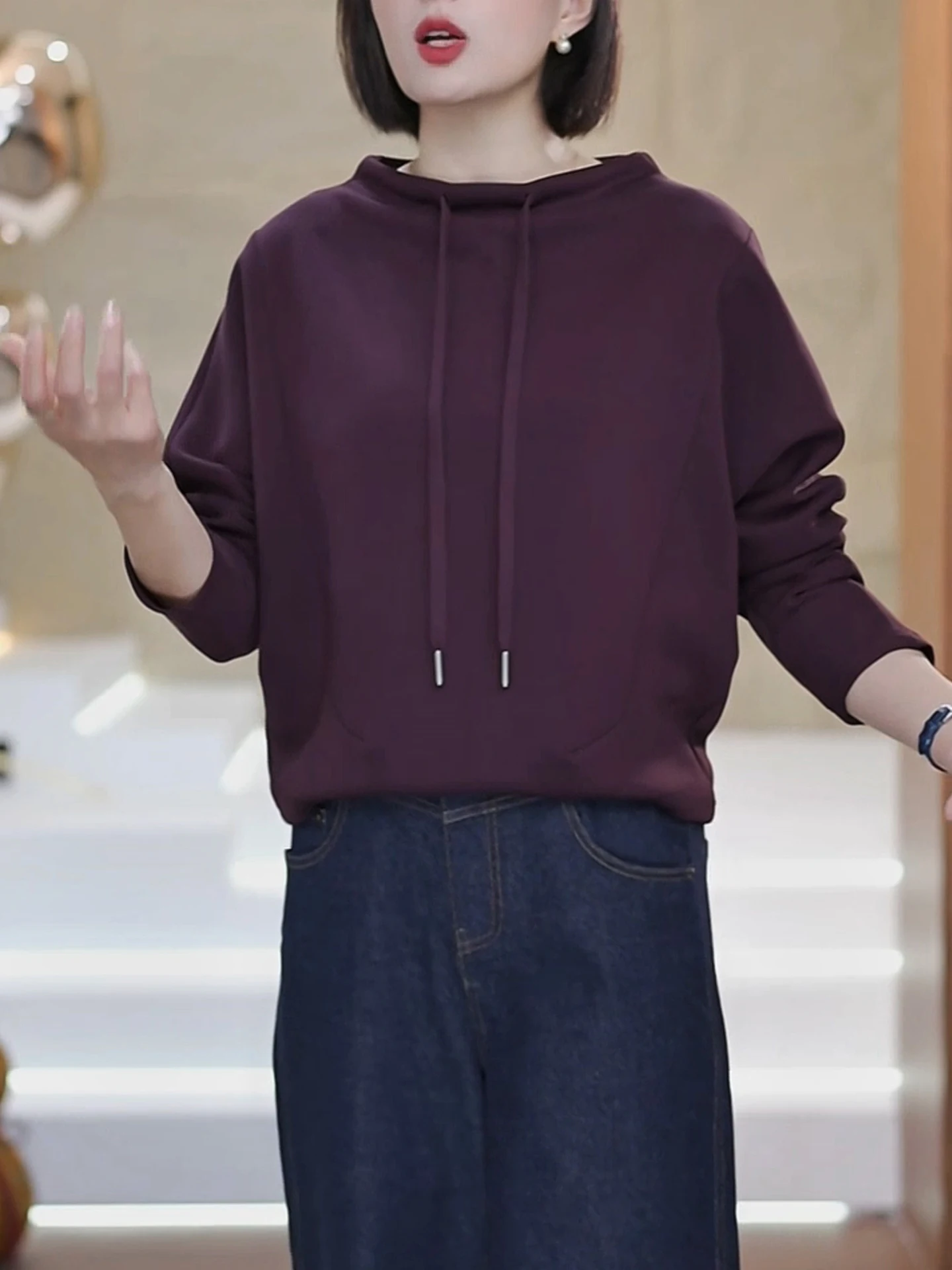 Модная свободная удлиненная толстовка с капюшоном для женщин, премиум-качество, корейский стиль, для повседневной носки
Модная свободная удлиненная толстовка с капюшоном для женщин, премиум-качество, корейский стиль, для повседневной носки