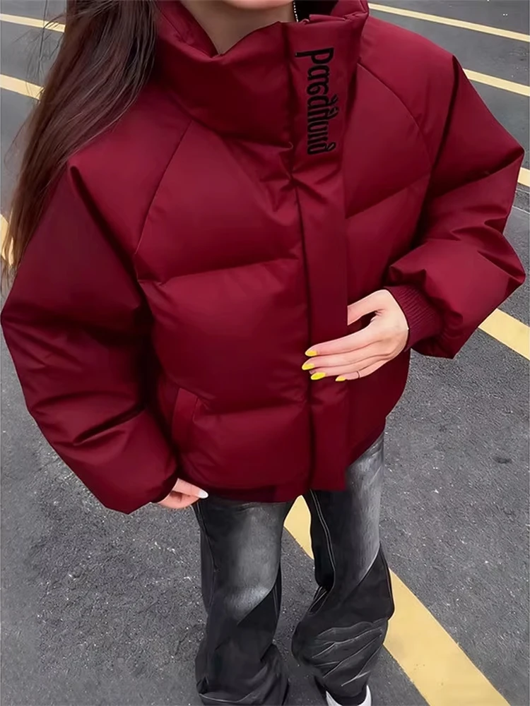 Красная утепленная хлопковая куртка с вышивкой для мужчин, зимняя, с воротником-стойкой, из искусственной кожи, теплая верхняя одежда на молнии, с длинными рукавами
Красная утепленная хлопковая куртка с вышивкой для мужчин, зимняя, с воротником-стойкой, из искусственной кожи, теплая верхняя одежда на молнии, с длинными рукавами