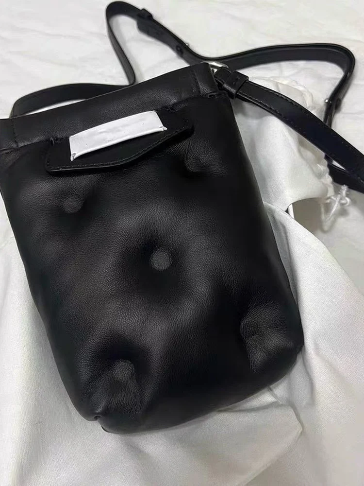 Classic Cloud Shape Mobile Phone Bag Crossbody Shoulder Bag Four Corner Stitching Style MMM 22aw Soft Leather Unisex Bag
Classic Cloud Shape Mobile Phone Bag Crossbody Shoulder Bag Four Corner Stitching Style MMM 22aw Soft Leather Unisex Bag