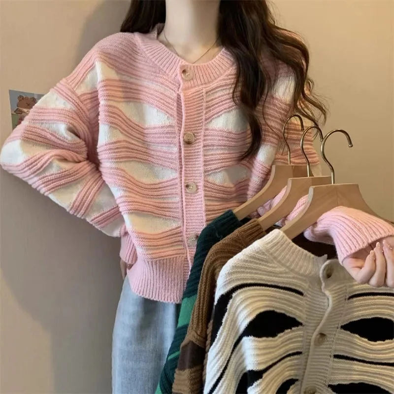 Japanese lazy retro wavy striped long-sleeved knit cardigan sweater women's autumn and winter lazy wind loose coat jacket
Japanese lazy retro wavy striped long-sleeved knit cardigan sweater women's autumn and winter lazy wind loose coat jacket