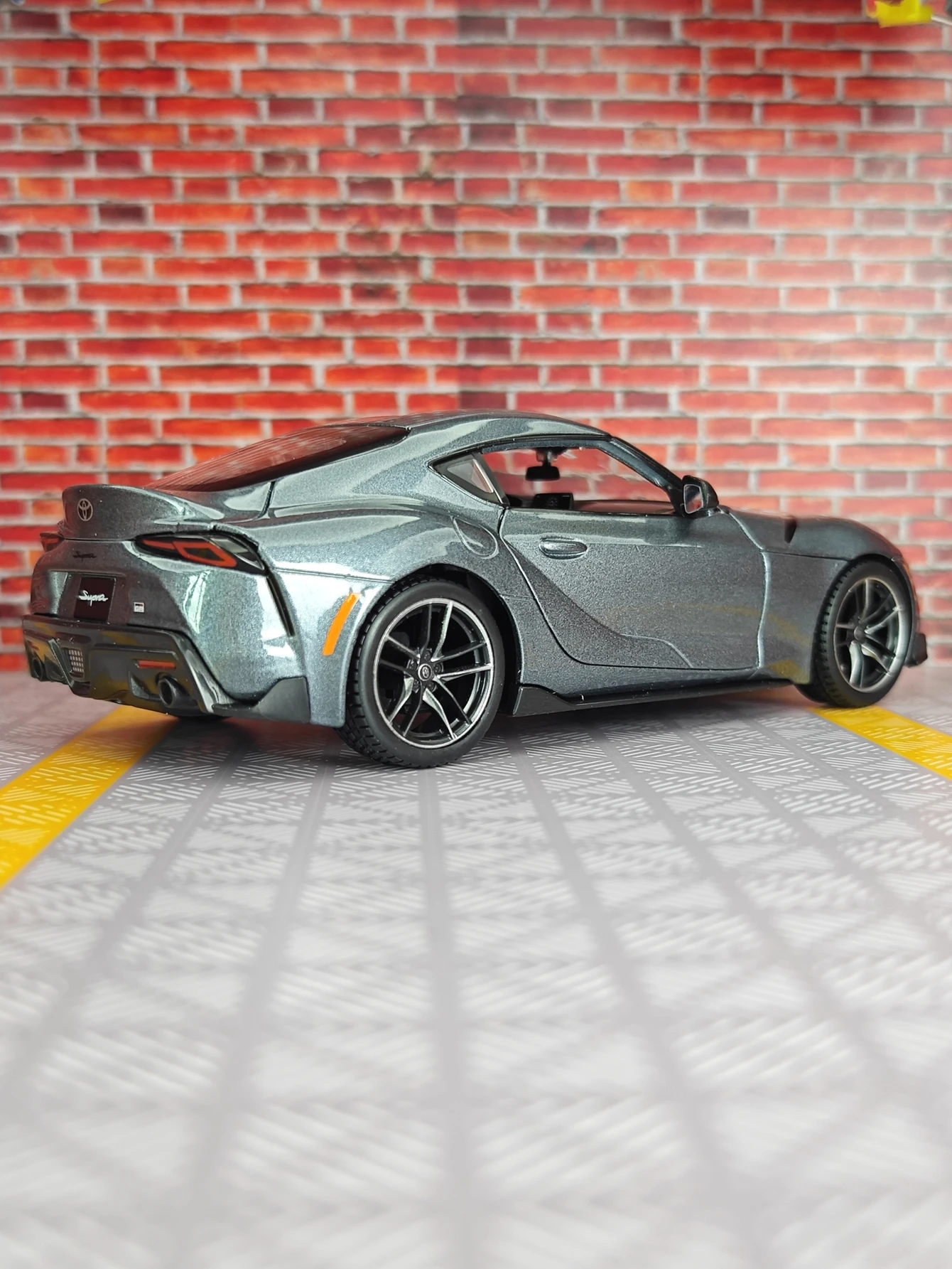 Maisto 1:24 Toyota GR Supra alloy car model static car ornaments collection door and hood can be opened.
Maisto 1:24 Toyota GR Supra alloy car model static car ornaments collection door and hood can be opened.