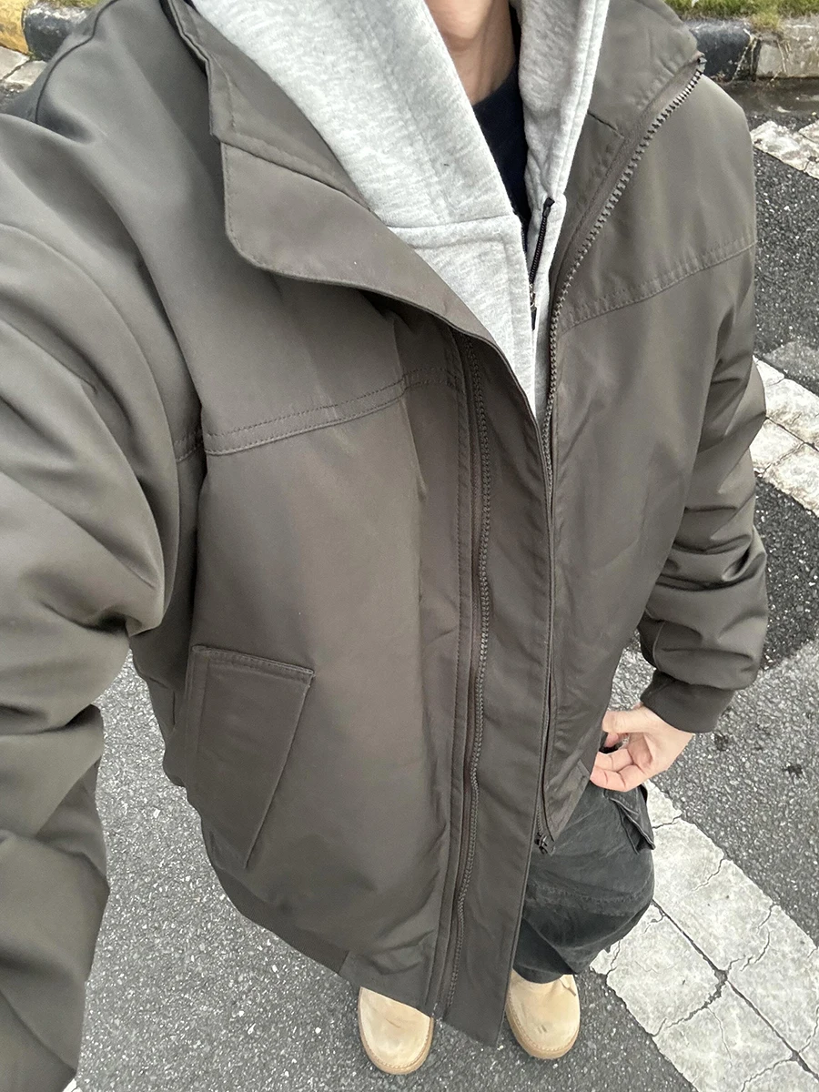 Мужская куртка-бомбер Pilot Jaet: осенне-зимняя, в американском уличном стиле, из чистого хлопка, свободного кроя, молодежная, трендовая верхняя одежда
Мужская куртка-бомбер Pilot Jaet: осенне-зимняя, в американском уличном стиле, из чистого хлопка, свободного кроя, молодежная, трендовая верхняя одежда