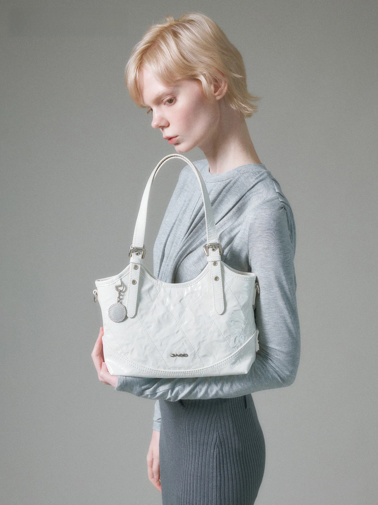 JACD Soft Future Large Capacity Commuter Tote Bag Women's Crossbody Shoulder Bag 2026 New Style Original Design Magnetic Buckle
JACD Soft Future Large Capacity Commuter Tote Bag Women's Crossbody Shoulder Bag 2026 New Style Original Design Magnetic Buckle