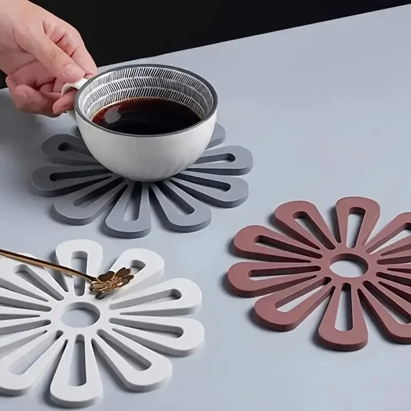 1pc Nordic Style Thickened Table Mat, Dining Table Heat Insulation Mat, Anti-scald Mat, Household Plate Mat, Flower-shaped Doily
1pc Nordic Style Thickened Table Mat, Dining Table Heat Insulation Mat, Anti-scald Mat, Household Plate Mat, Flower-shaped Doily
