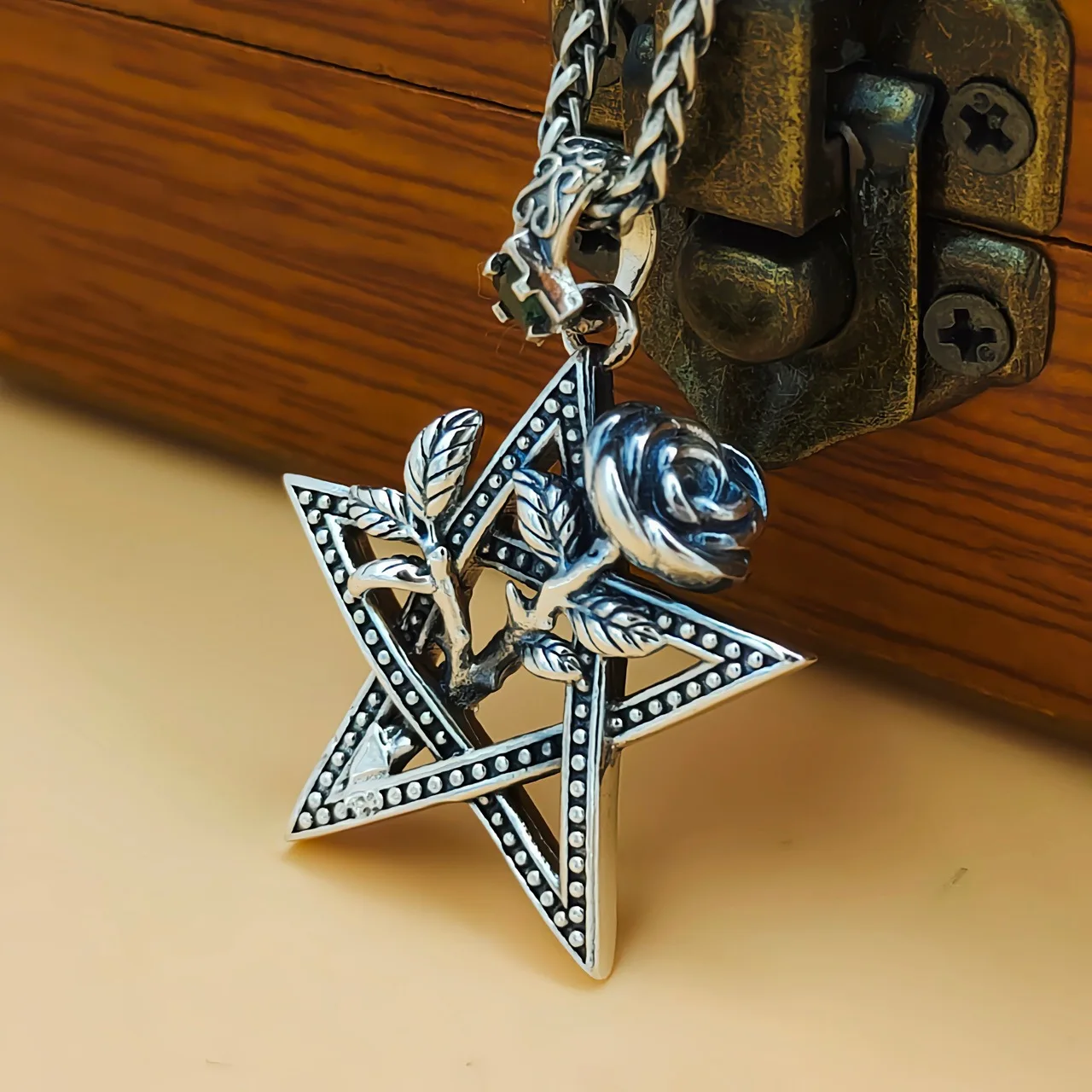 Hip hop women's retro fashion necklace s925 sterling silver European and American fashion rose five-pointed star pendant
Hip hop women's retro fashion necklace s925 sterling silver European and American fashion rose five-pointed star pendant
