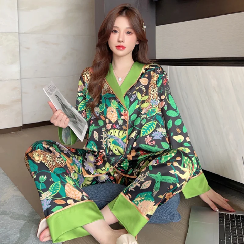 New Casual Pajamas, Animal Flower Silk Soft Chinese-style Women's Pajamas Set, Luxurious and Fashionable Soft V-neck Family Suit
New Casual Pajamas, Animal Flower Silk Soft Chinese-style Women's Pajamas Set, Luxurious and Fashionable Soft V-neck Family Suit