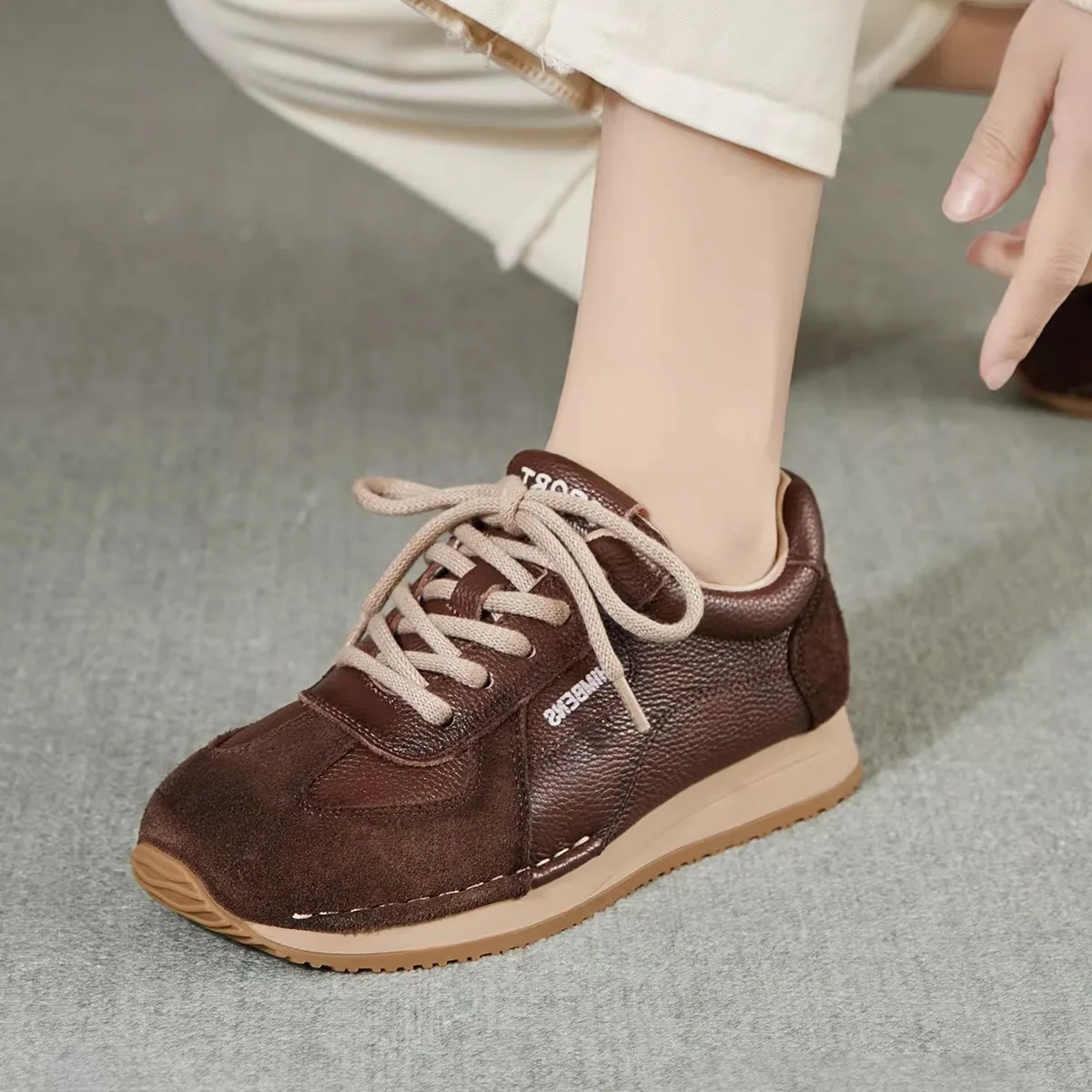 Authentic Leather Retro Style Flat Bottom Sport Shoes for Women Versatile Agan Shoes Casual Fashionable Low Cut Breathable
Authentic Leather Retro Style Flat Bottom Sport Shoes for Women Versatile Agan Shoes Casual Fashionable Low Cut Breathable