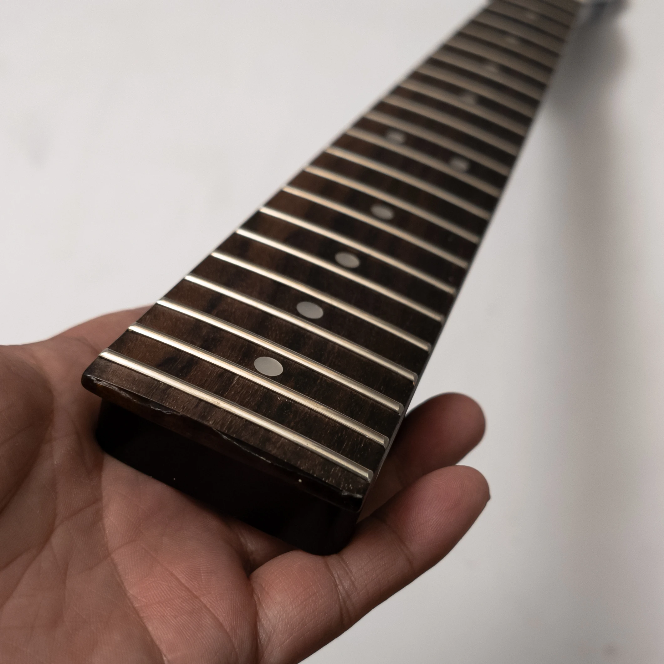 Black Gloss Guitar Neck 22 Frets Rosewood Fingerboard Bone Nut Modern C Right Hand Bolt On Headstock Access Replacement
Black Gloss Guitar Neck 22 Frets Rosewood Fingerboard Bone Nut Modern C Right Hand Bolt On Headstock Access Replacement