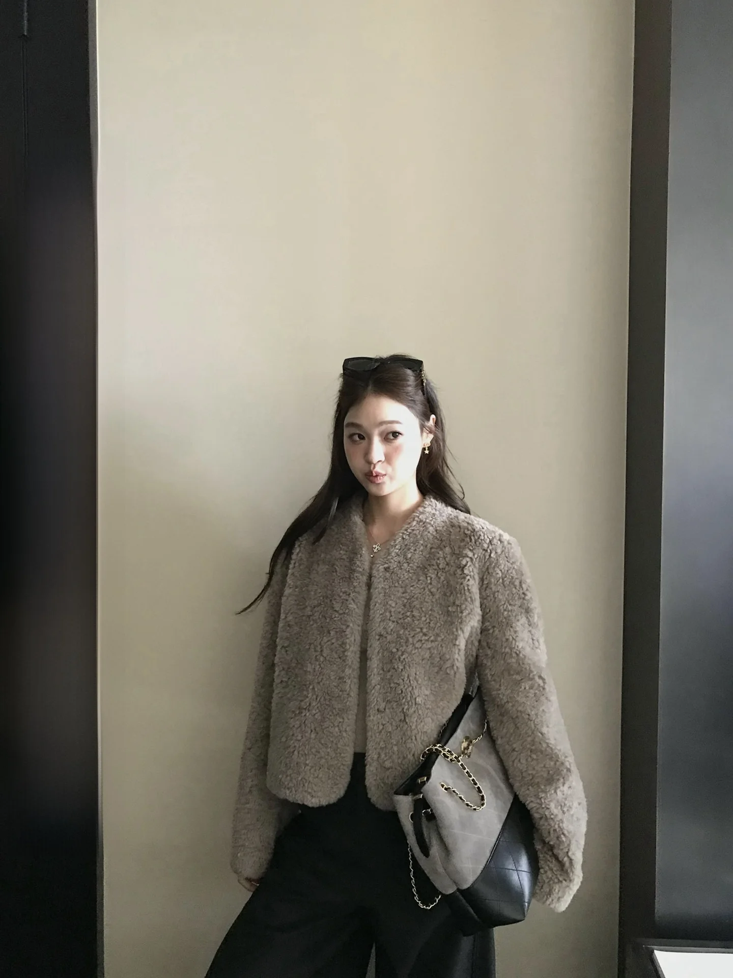 Женская кожаная куртка ZM ZhouMi с V-образным вырезом и мехом ягненка, теплая, с интегрированной подкладкой, простой дизайн, зимняя модная верхняя одежда
Женская кожаная куртка ZM ZhouMi с V-образным вырезом и мехом ягненка, теплая, с интегрированной подкладкой, простой дизайн, зимняя модная верхняя одежда