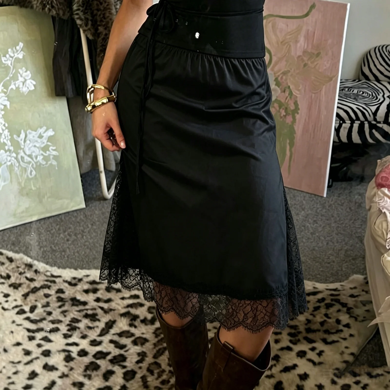 Women's Satin Midi Skirt Elegant Solid Color Lace Trim Loose Fit Knee Length Skirt for Party Work Daily Wear
Women's Satin Midi Skirt Elegant Solid Color Lace Trim Loose Fit Knee Length Skirt for Party Work Daily Wear